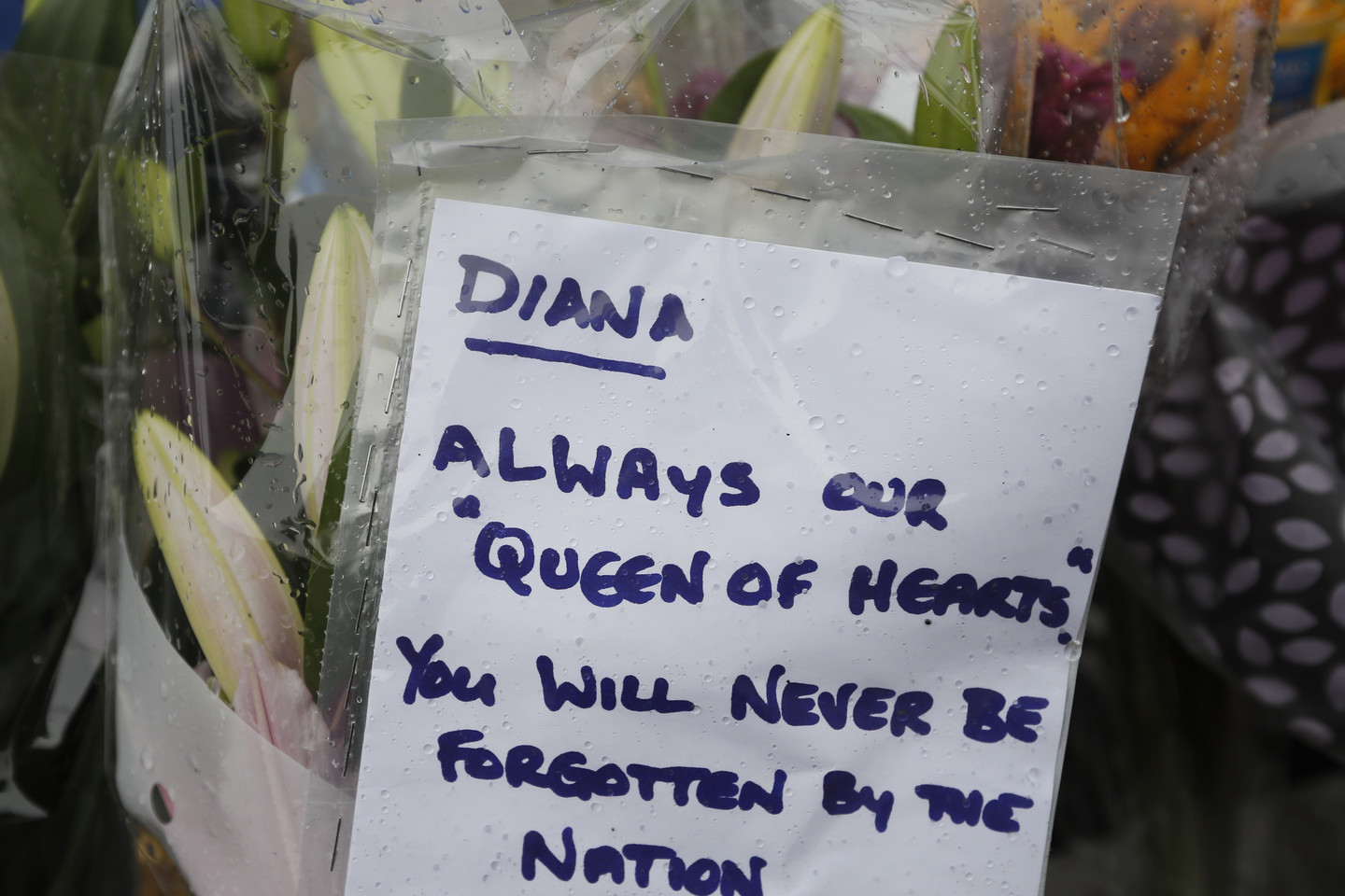  Šią savaitę prie Kensingtono rūmų žmonės nešė gėles ir raštelius velionei princesei.<br> AP nuotr.