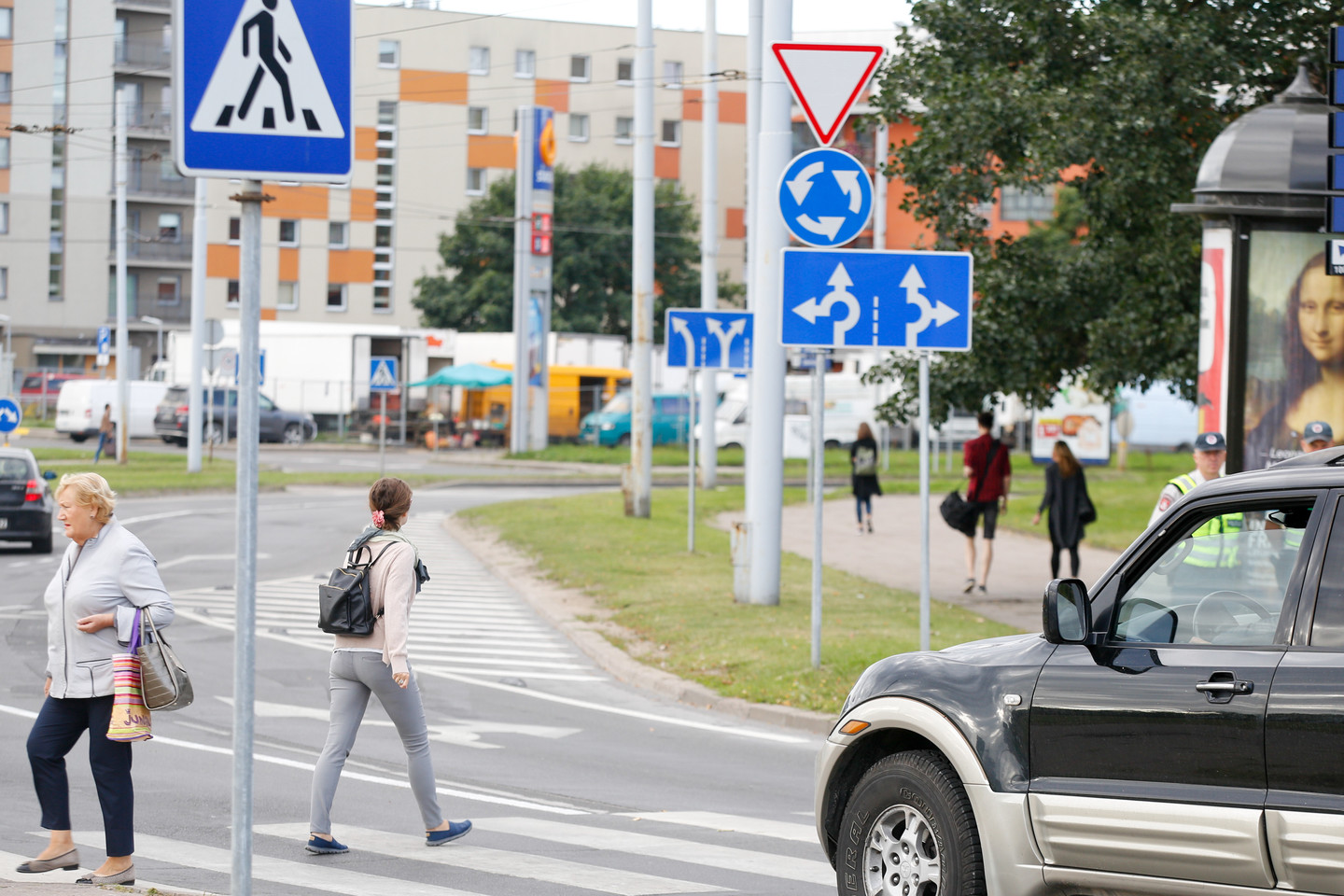 Vyriausybė nepritaria Seime svarstomiems siūlymams drausti pėsčiųjų perėjose naudotis mobiliaisiais telefonais, jeigu jais naudojamasi rankomis.