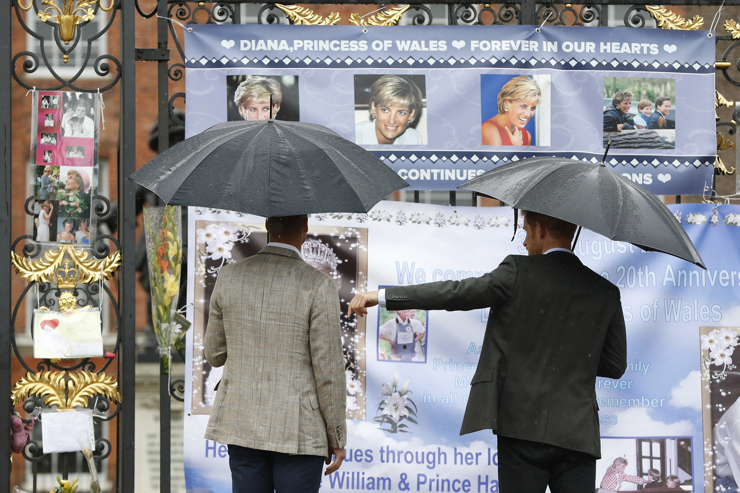 Visų mylima princesė Diana buvo populiarumo viršūnėje, kai ją pasiglemžė mirtis. Jai pagerbti žmonės šią savaitę nešė gėles prie Kensingtono rūmų.<br>AP nuotr.