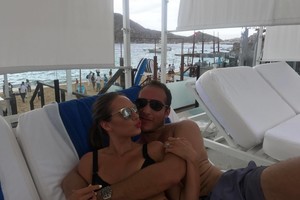 Gimtadienio proga Aaronas Perezas nepilnametę mylimąją išsivežė į prabangiausią viešbutį 