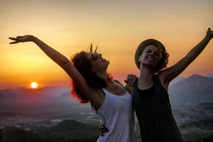 Grupė „MaNNazz“ pristato lazeriu filmuotą vaizdo klipą: menas reikalauja aukų