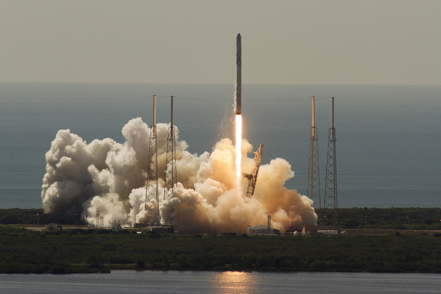  JAV kosmoso agentūra NASA paskelbė artimiausiu laiku tikriausiai vėl užsitikrinsianti galimybę skraidinti astronautus į Tarptautinę kosminę stotį (TKS) iš Jungtinių Valstijų. Šiems planams itin svarbios JAV Nacionalinės aeronautikos ir kosmoso administracijos komercinės partnerės – „Boeing“ ir „SpaceX“,<br> Scanpix/Reuters nuotr.