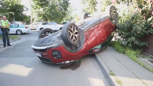 Vilniuje avarijos metu automobilis apvirto ant stogo