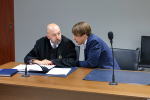 Mios vyras į teismą atvyko su motina 