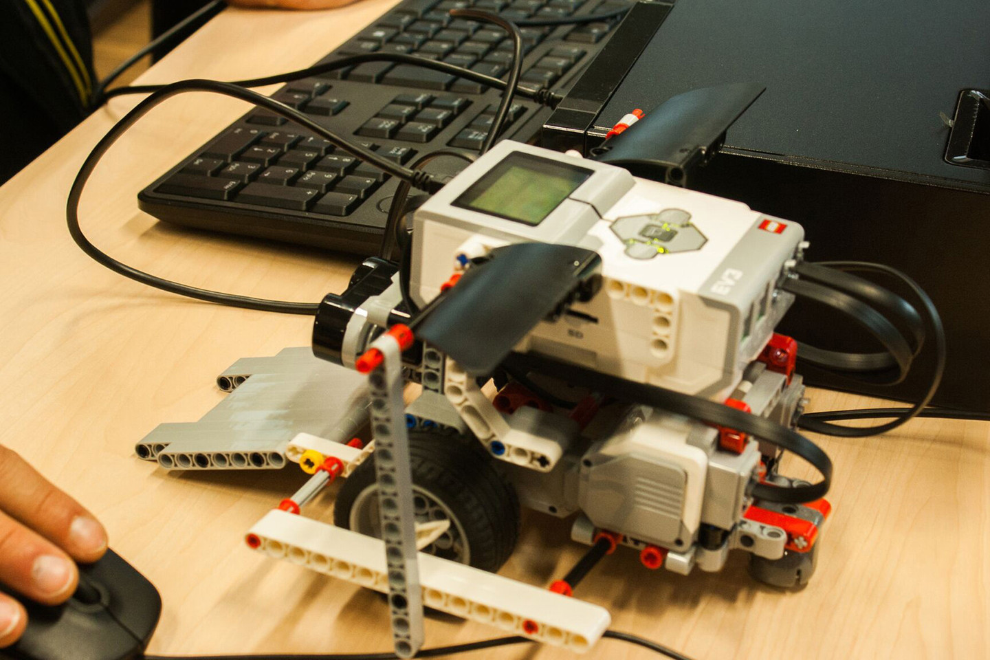Vien surinkti robotą nepakanka: norint, kad jis pradėtų veikti, reikia sugalvoti ir parašyti įrenginį valdančias instrukcijas.