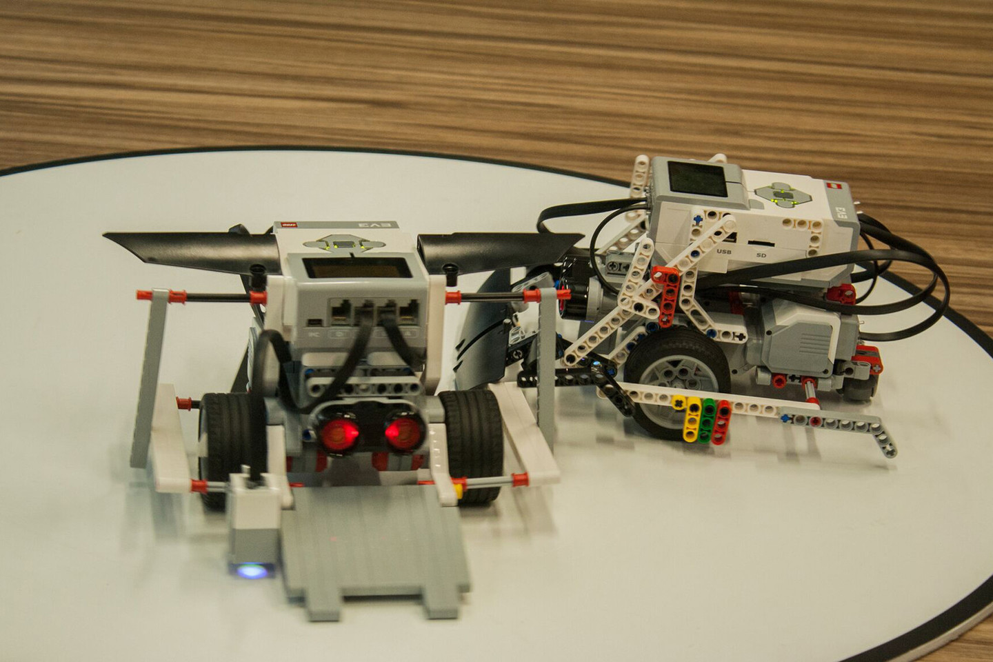 „LEGO Mindstorms EV“ dėka mokiniai mokosi, eksperimentuoja ir teorines žinias įtvirtina per žaidimą.<br> Organizatorių nuotr.