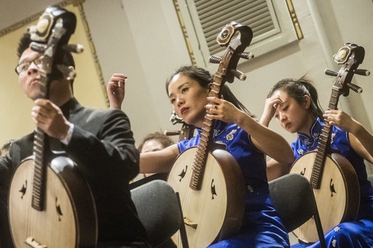 Talentingas lietuvis suvaldė kiniškų instrumentų orkestrą!