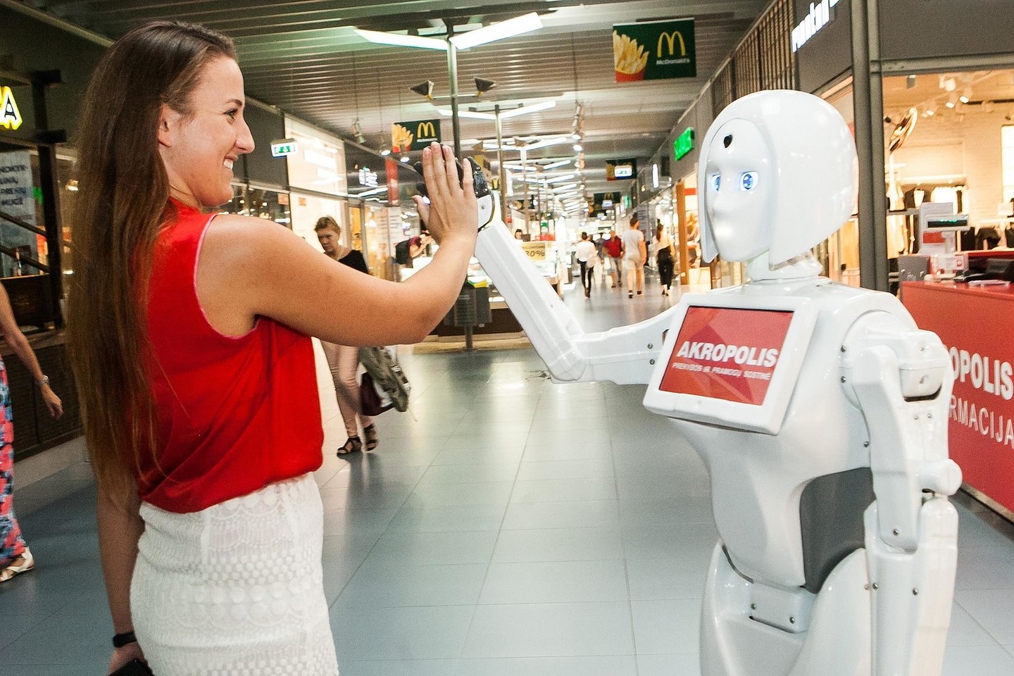 Robotės funkcionalumas priklauso nuo įdiegtos programinės įrangos: Kika gali suteikti informaciją pagal žodinę užklausą, atvaizduoti informaciją ekrane, palydėti pirkėją iki vietos, pažinti lankytoją pagal veidą, pradėti ir tęsti pokalbį, žaisti su lankytojais.