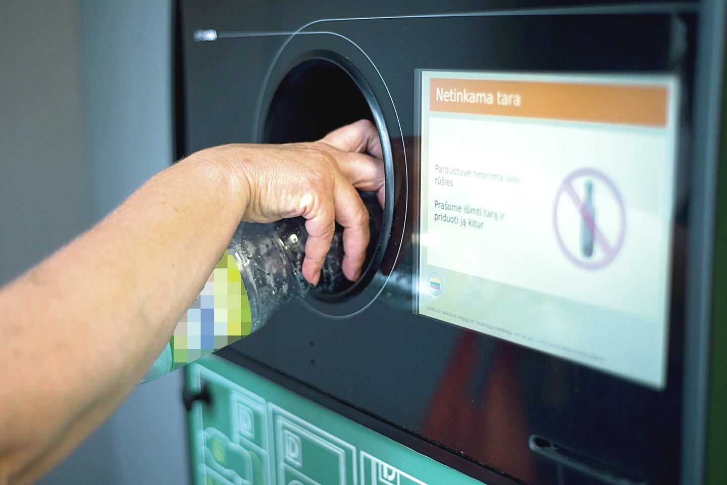 Taromatai skenuoja ne tik brūkšninį kodą, bet ir butelio formą. Tačiau apsukruoliai bando juos apgauti ir užsidirbti centų.