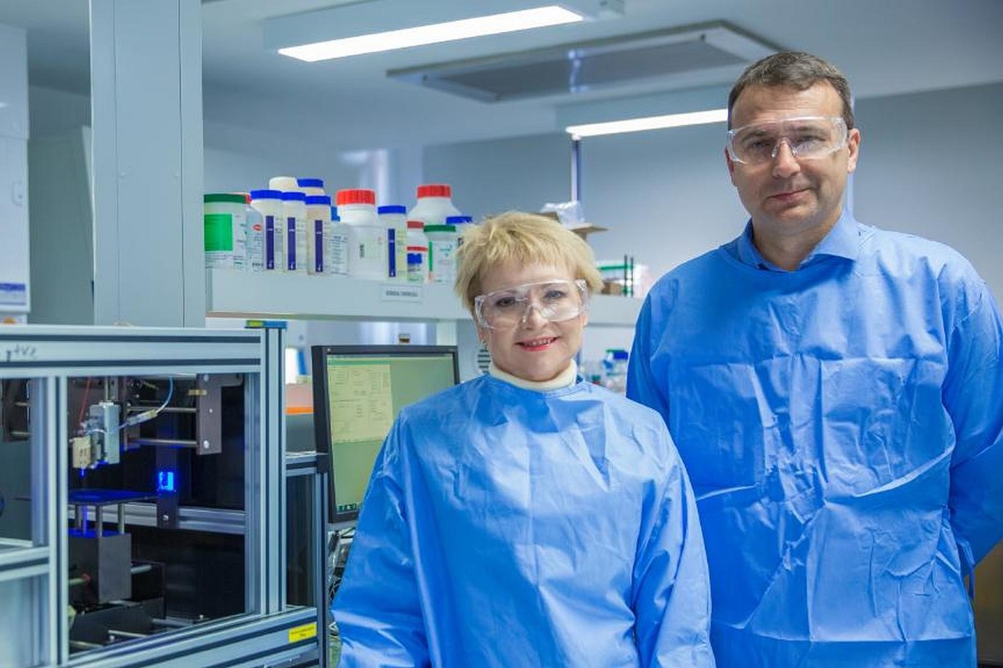 E. Ivanovos ir S. Juodkazio komanda iš Swinburne University of Technology (Australija) sukūrė nanomedžiagą, primenančią vabzdžių (kaip laumžirgių ir cikadų) sparnų paviršių, kurie patys natūraliai sterilizuojasi.