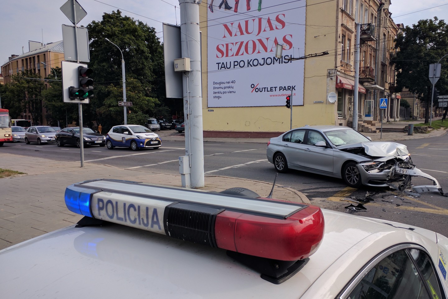 Per plauką išvengta aukų: Vilniuje per raudoną važiavęs autobusas taranavo BMW.