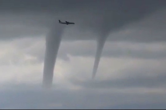 To nepamatysite kasdien: lėktuvui teko leistis šalia siaučiant 3 viesulams