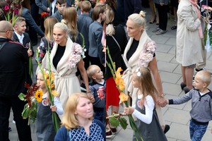 Spindinti Vita Jakutienė palydėjo dukrą į ketvirtą klasę