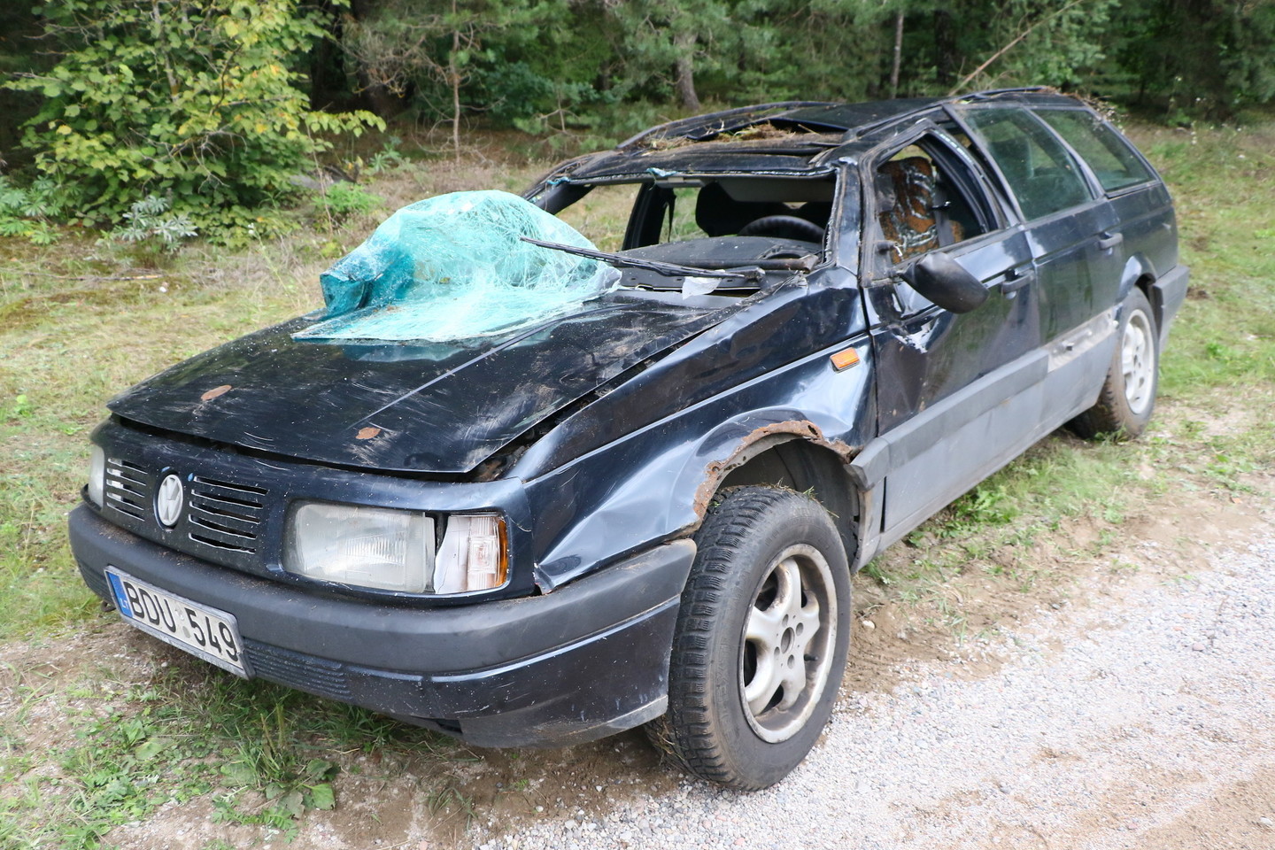 „Volkswagen Passat“ vairavusi 42 metų moteris, pirminiais duomenimis, nesegėjo saugos diržo. Ji iškrito lauk ir buvo prispausta automobilio.<br>Lrytas.lt nuotr.