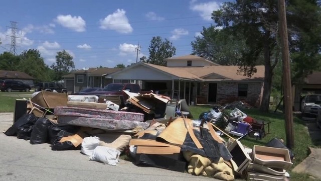 Į potvynių nusiaubtą Teksasą grįžta gyventojai: ar atlaikys naują uraganą?