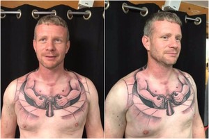 Stulbinanti iliuzija: dėl keistos tatuiruotės vairuotojas išgarsėjo visame pasaulyje