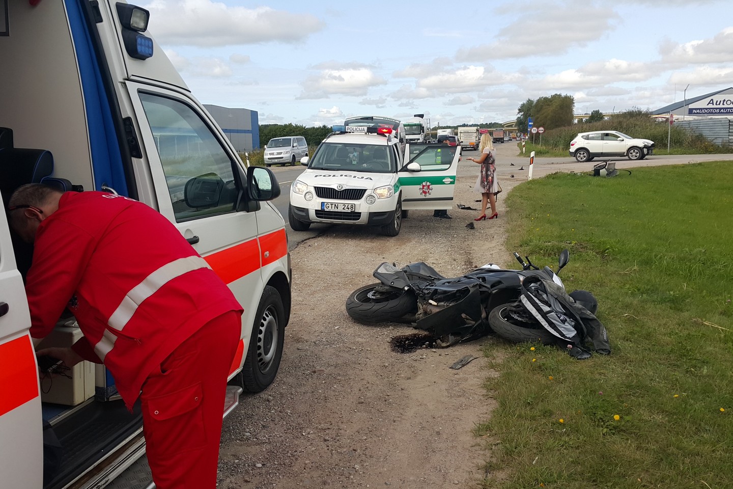  Prie Klaipėdos susižalojo moters „Nissan“ taranavęs motociklininkas.<br> R.Žalgevičiaus nuotr.