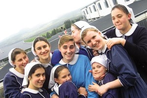 Iš fanatikų sektos pabėgusi moteris atskleidė baisias gyvenimo detales