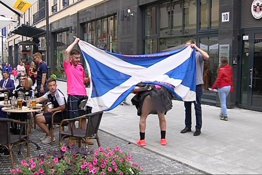 Škotai vilniečiams demonstruoja, ką slepia po kiltais