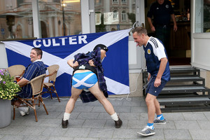 Škotų aistruoliai, belaukdami futbolo mačo, siautė – rodė, ar turi apatinius po kiltais