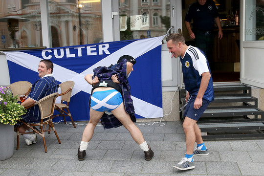 Škotų aistruoliai, belaukdami futbolo mačo, siautė – rodė, ar turi apatinius po kiltais