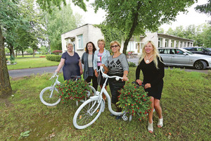 Aplinkai papuošti tinka ir direktorės dviratis