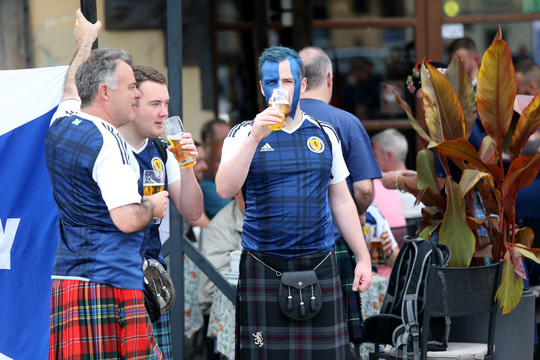 Į LFF stadioną Vilniuje plūstantys škotai: „Gėrėme visą naktį ir dieną“