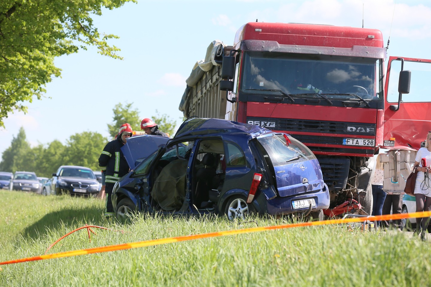  Specialistai aiškinasi ir pateiks išvadas, kodėl "Opel Meriva" atsidūrė priešpriešinio eismo juostoje.<br> A.Švelnos nuotr.