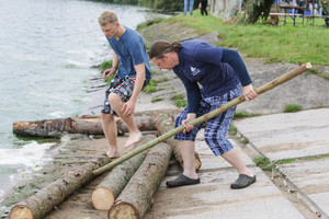 ,,Dugniečiai" ant  Kauno marių kranto atgaivino senąsias medžių plukdymo tradicijas