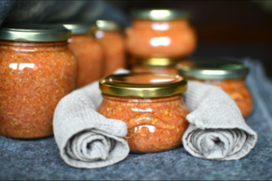 Lietuviškam skoniui pritaikyta adžika. Skanesnės nesu ragavusi