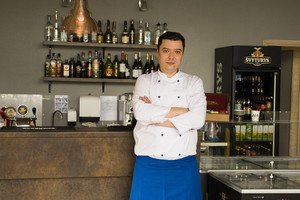 Buvęs V. Janukovyčiaus virėjas sukasi virtuvėje Šventojoje