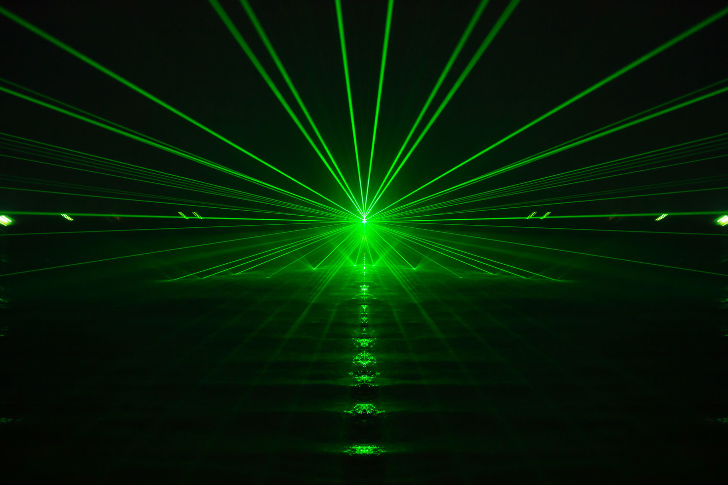 Nanodalelės gali sugerti žalią šviesą, nes ji rezonuoja su dalelių elektronų dažniu. Sulig kiekvienu lazerio spindulio impulsu įkaisdamos ir atvėsdamos, jos plečiasi ir traukiasi, taip kurdamos vandenyje akustines bangas.<br> 123RF iliustr.