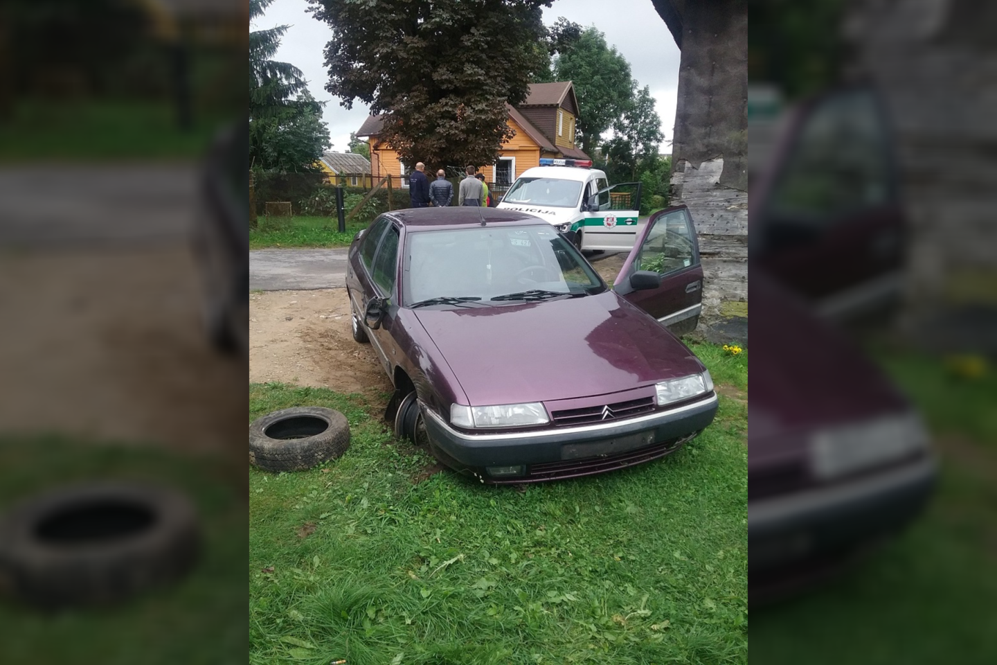 Beteisis girtuoklis neregistruotu „Citroen“ Telšių r. taranavo tvorą.