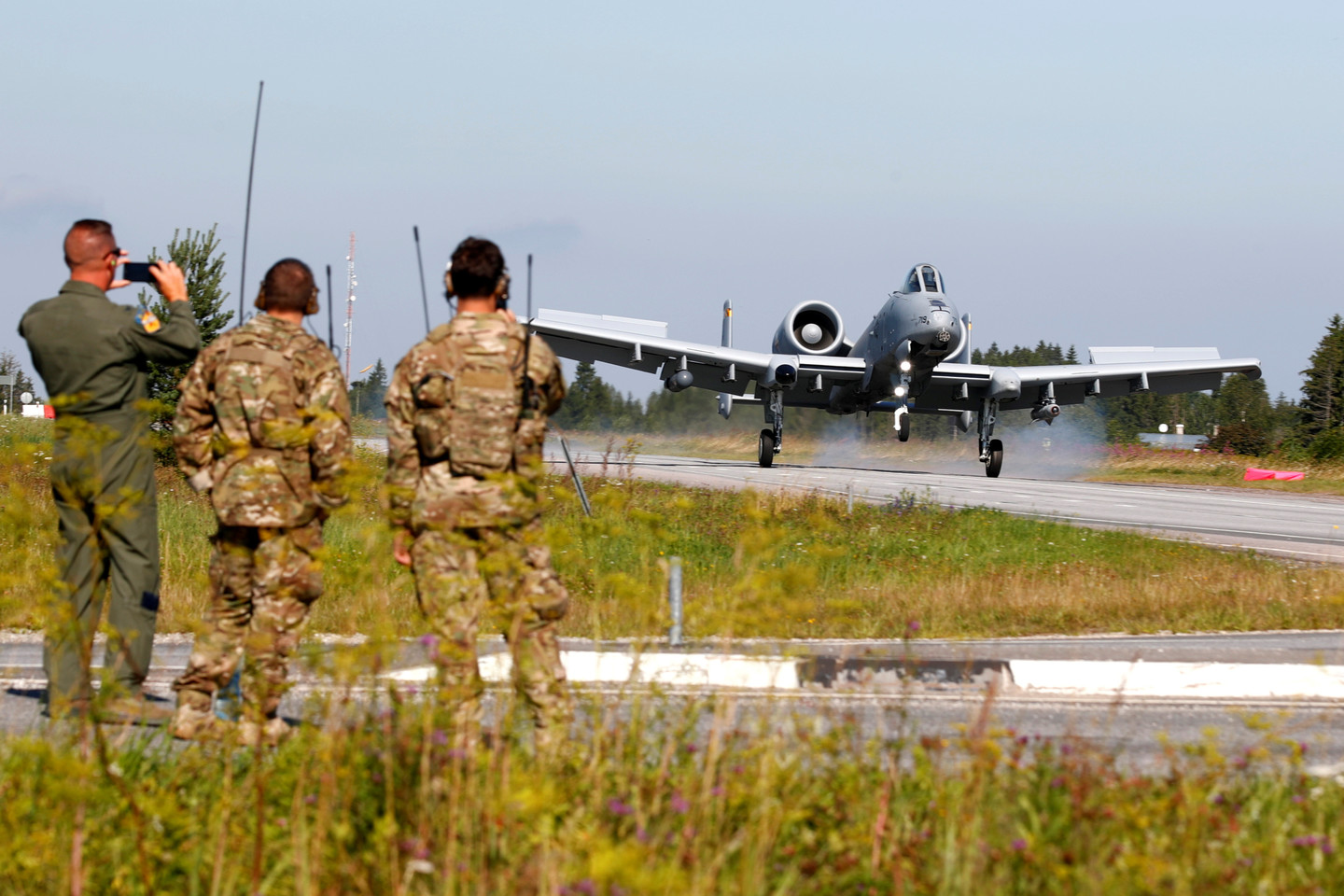 Į NATO priešakinių pajėgų batalioną Estijoje atsiųstas 800 britų karių dalinys.