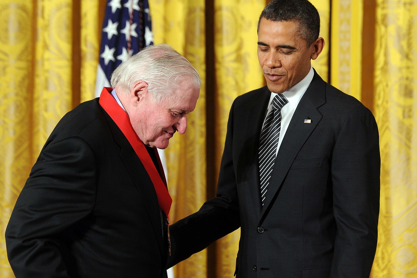 2012 metais J.Ashbery iš tuometinio prezidento B.Obamos rankų gavo Nacionalinį humanitarinį medalį.