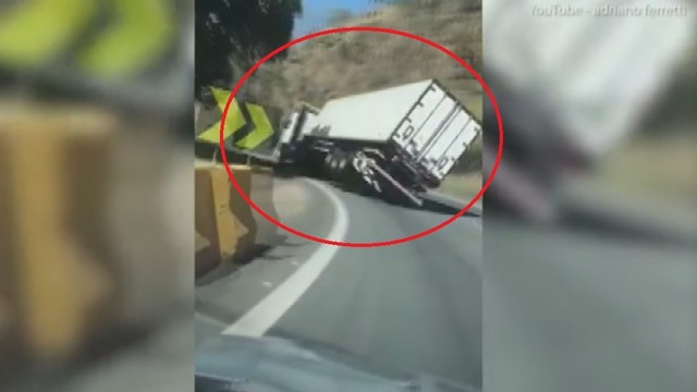 Kraują stingdanti akimirka: sunkvežimis virto posūkyje