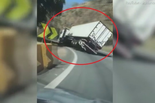 Kraują stingdanti akimirka: sunkvežimis virto posūkyje