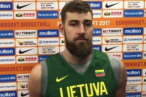 Vėl tarsi akmuo sustingęs Jonas Valančiūnas internete stebėjo sirgalių reakcijas