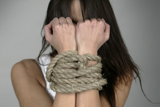 Girtas išžagino girtesnę