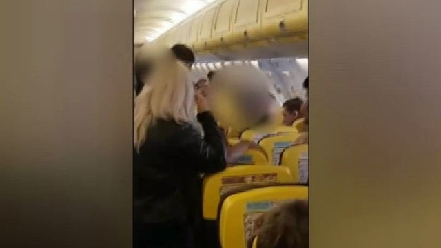 „Ryanair“ lėktuve neblaivi moteris ėmė spardyti kėdes, kilo muštynės