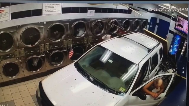 Į skalbyklą įlėkęs automobilis sužalojo 6 žmones