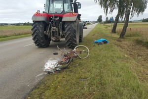 Kraupi avarija Šilutės r.: traktorius pervažiavo dviratininką, vyras žuvo