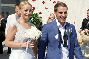 Sukčiavimu įtariamas Mios sutuoktinis ruošiasi gyvenimui su apykoje