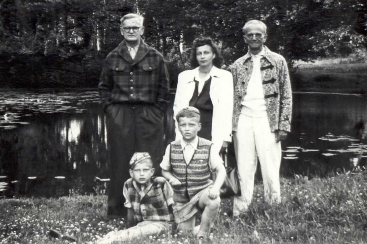 Palanga, 1946 m. Iš kairės: sėdi Tomas  Venclova, Andrius Cvirka, stovi Antanas  Venclova, Eliza Venclovienė, Karolis  Vairas – Račkauskas (fotografija iš Venclovų namų-muziejaus rinkinio)<br>Venclovų namų-muziejaus archyvo nuotr.
