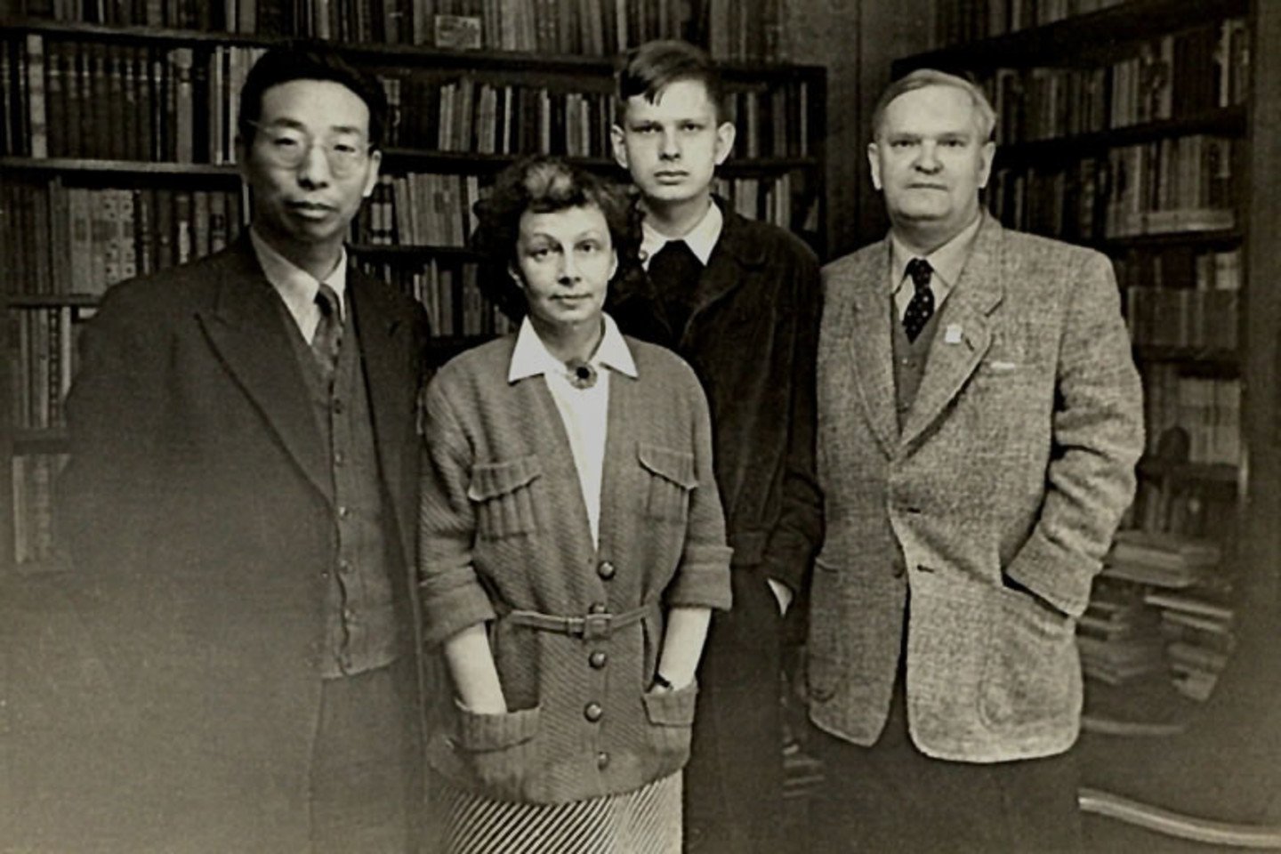 Kinų rašytojas Ge Bao Ciuanis, E. Venclovienė, T. Venclova ir A. Venclova darbo kambaryje, Venclovų namuose. Vilnius, 1955 m. gegužė<br>Venclovų namų-muziejaus archyvo nuotr.