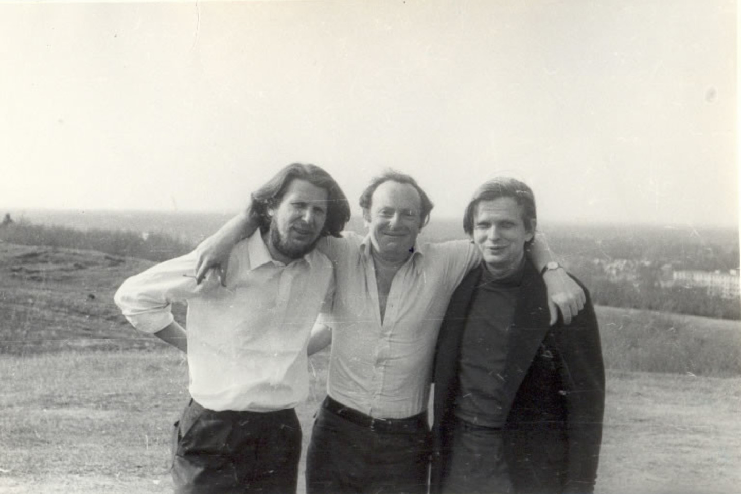 Uškovas (netoli Leningrado), 1972 m.  gegužės pabaiga. Ramūnas Katilius  (kairėje), Josifas Brodskis ir Tomas Venclova (Marijos Etkind nuotrauka. Iš Ramūno ir Elės Katilių archyvo).<br>Venclovų namų-muziejaus archyvo nuotr.