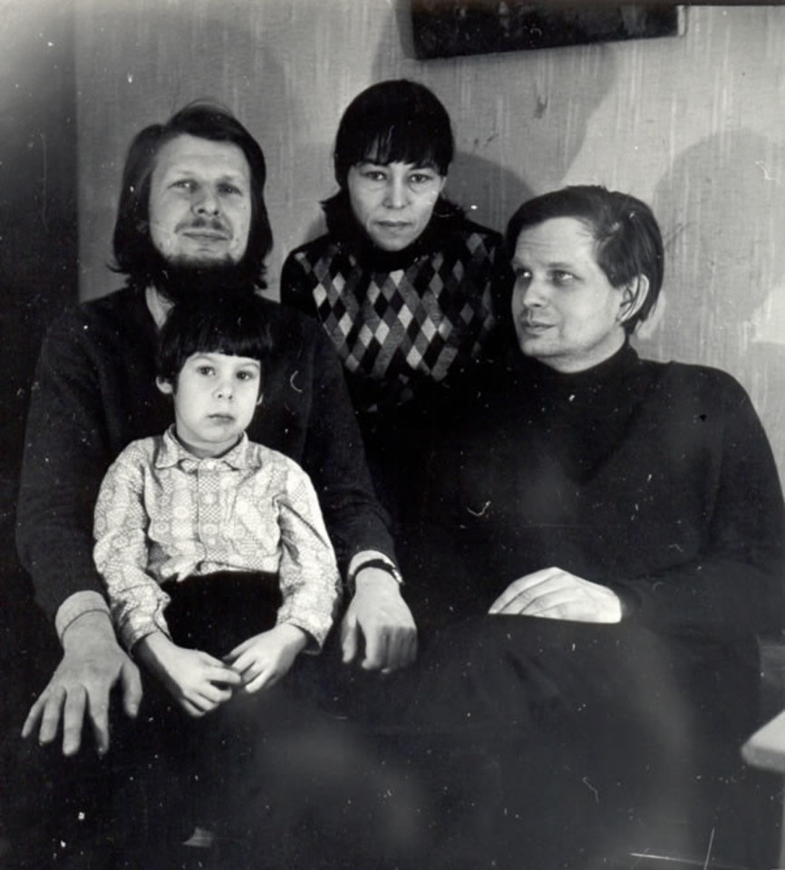 Tomas Venclova su Ele ir Ramūnu  Katiliais ir jų sūnumi Leningrade  prieš pat išvykstant gyventi  į užsienį 1977 m. žiemą (fotografija  M. Milčiko, iš R. ir E. Katilių archyvo).<br>Venclovų namų-muziejaus archyvo nuotr.