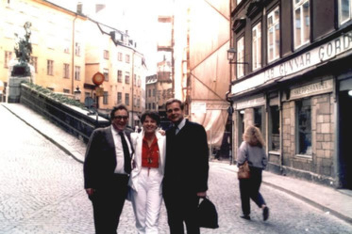 T. Venclova kruizinėje kelionėje laivu „Baltic star“ kartu su Aleksandru ir Violeta  Štormais Stokholme, 1985 m.<br>Venclovų namų-muziejaus archyvo nuotr.