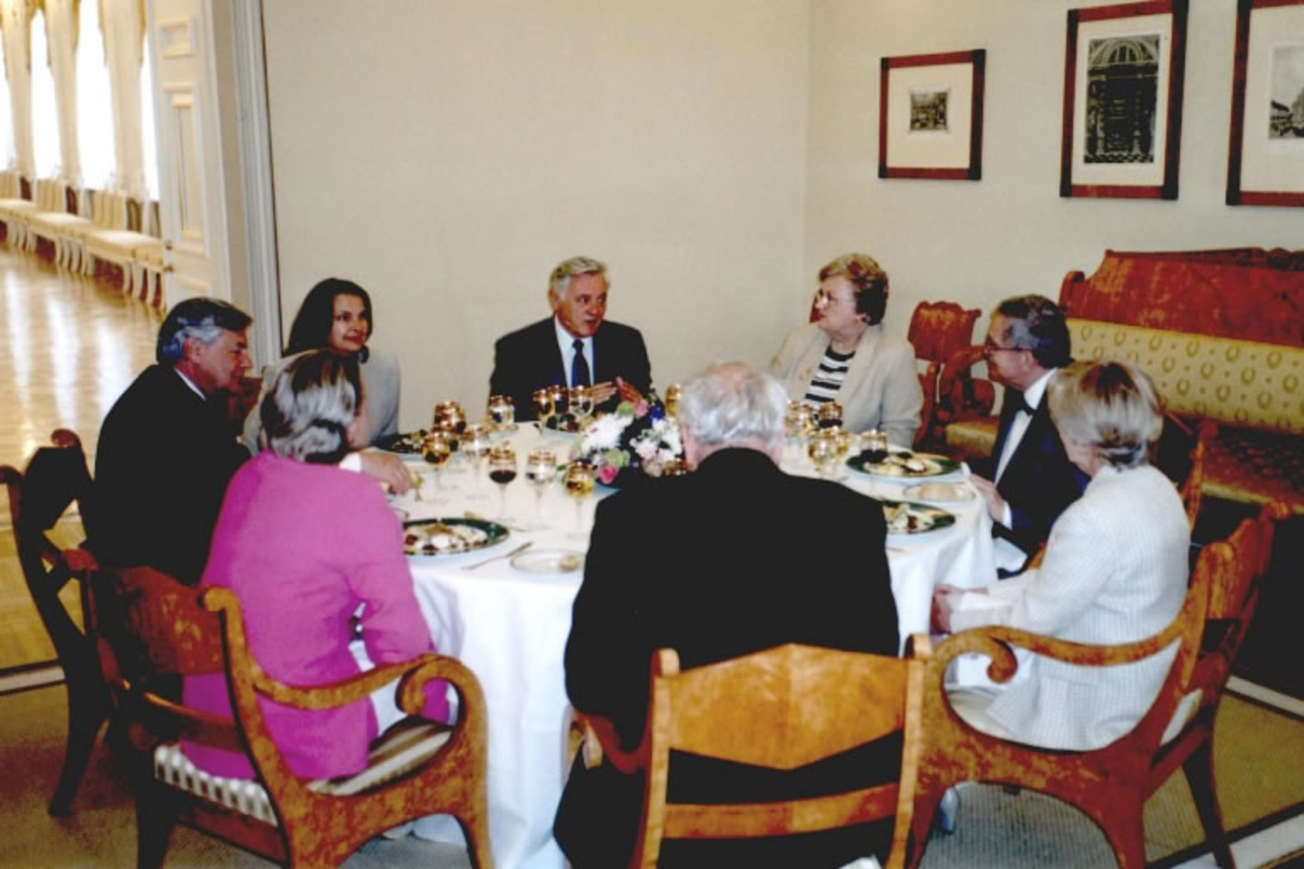 Pietūs Lietuvos Respublikos prezidentūroje  su Prezidentu Valdu Adamkumi, 2000 m. <br>Venclovų namų-muziejaus archyvo nuotr.