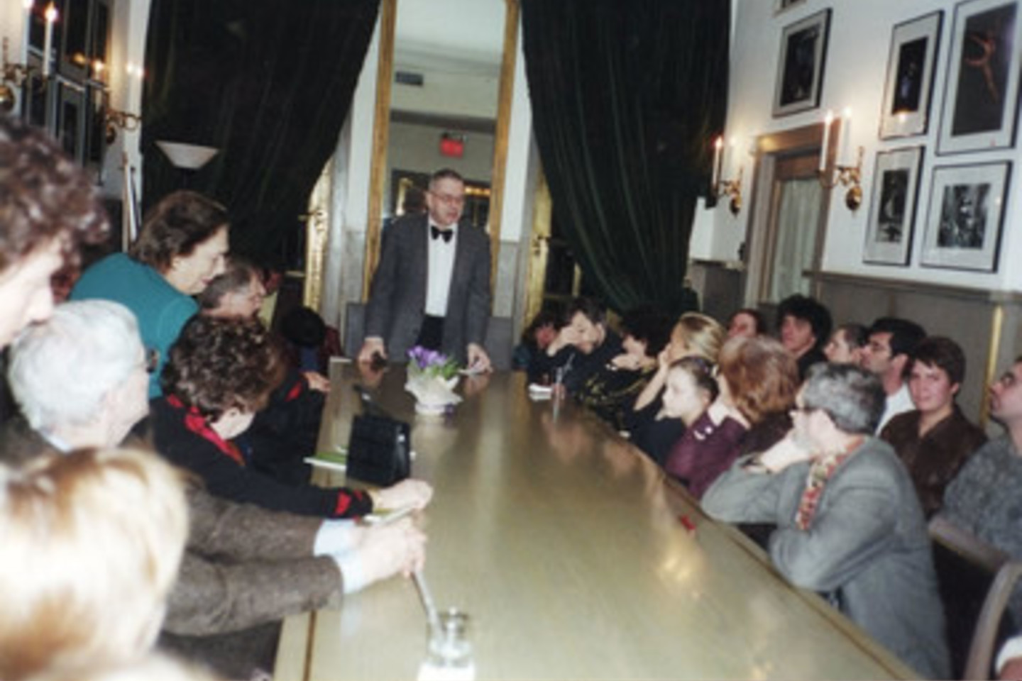 T. Venclovos poezijos vakaras emigrantų  pamėgtame Manheteno restorane „Russkij samovar“ 2002 m., kuriame dalyvavo Marija ir  Ania Brodskajos (kairėje).<br>Venclovų namų-muziejaus archyvo nuotr.
